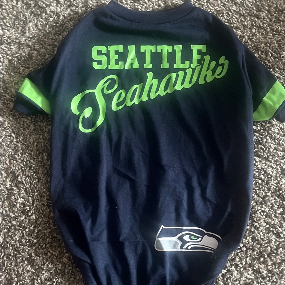 Pet T-Shirt SEATTLE SEAHAWKS

neck - 5.5” 
under - 13”
back - 19”
chest- 13”